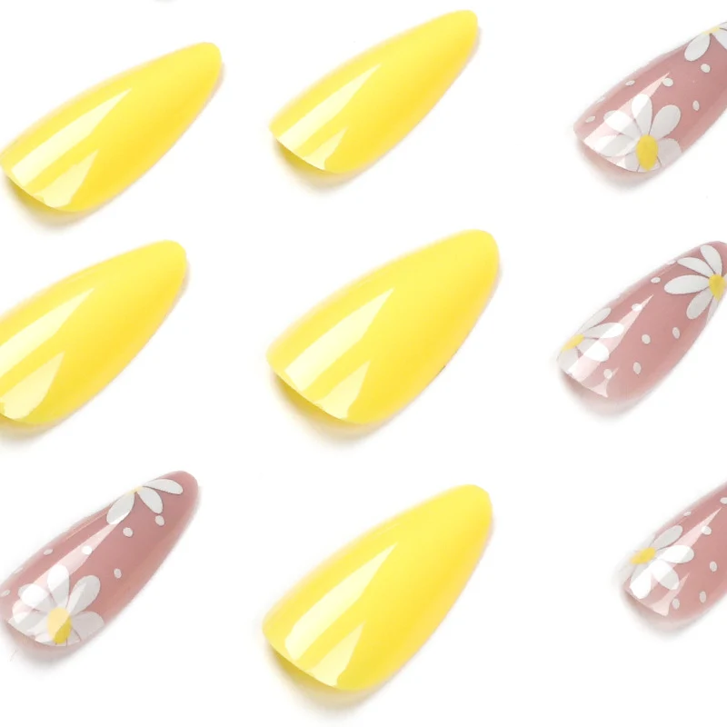 Kunstvolle Nagelkunst mit Floralen Akzenten Karnz