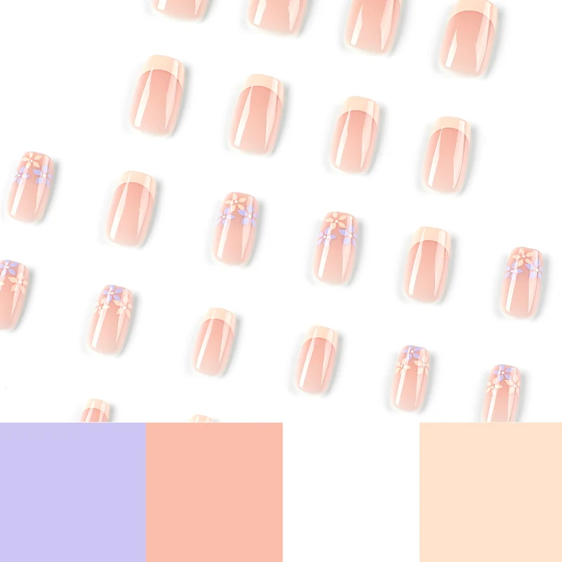 Kunstvolle Nagelkunst mit floralen Akzenten Karnz