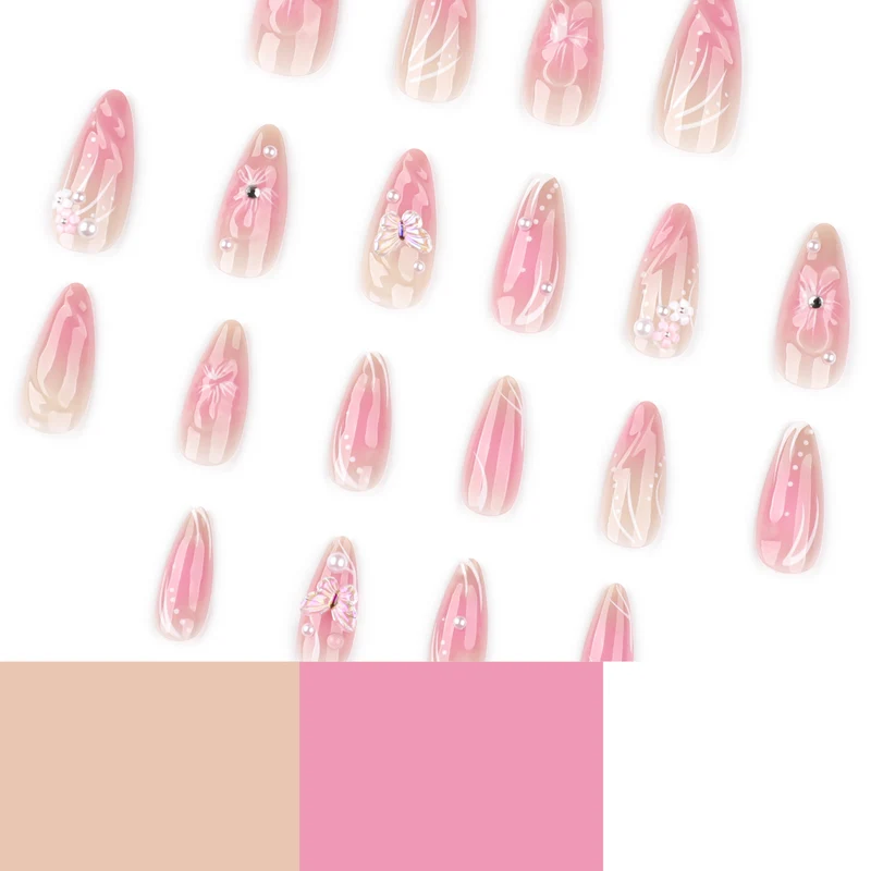 Kunstvolle Nagelkunst mit floralen 3D-Elementen Karnz