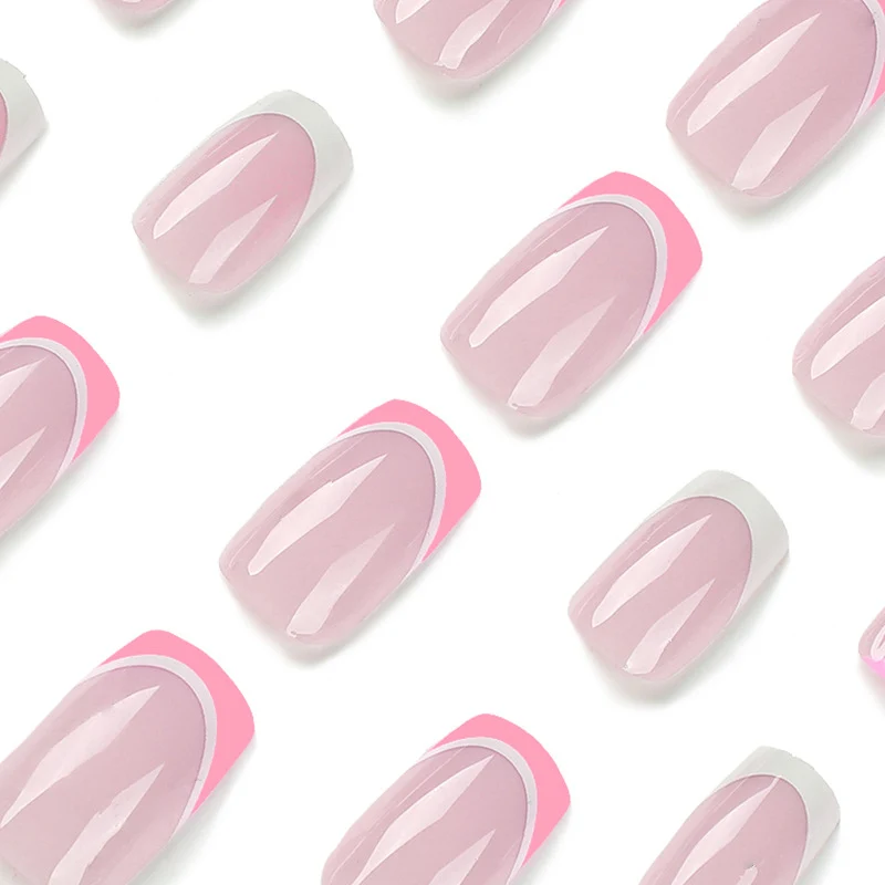 Kunstvolle Nagelkunst mit floralem Design und Glitzerakzenten Karnz