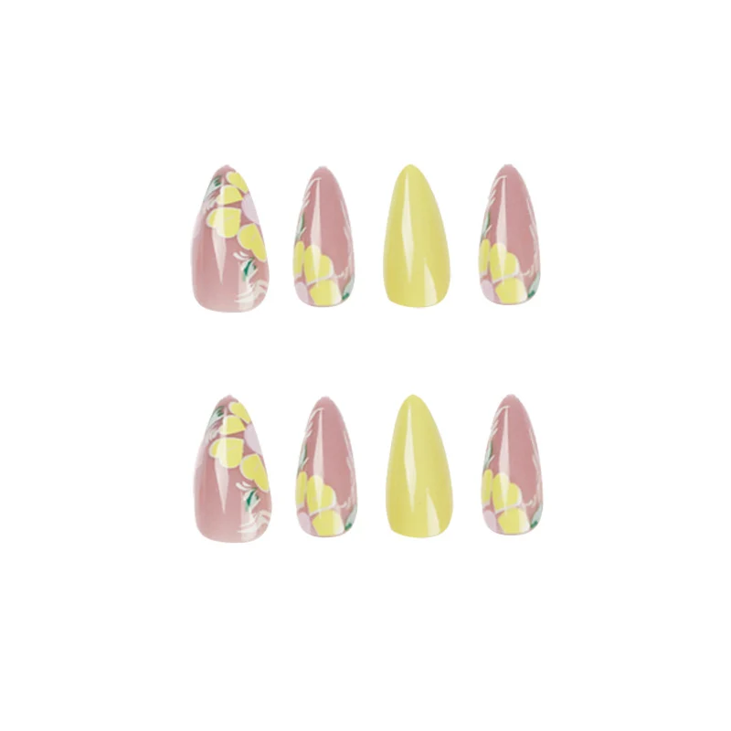 Kunstvolle Nagelkunst mit floralem Design Karnz