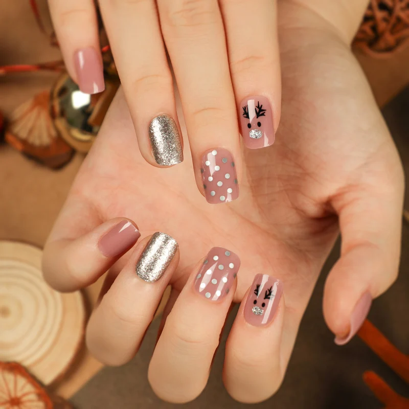 Kunstvolle Nagelkunst mit festlichen Akzenten Karnz