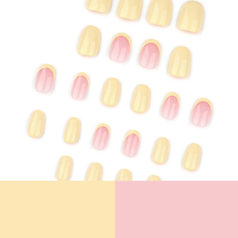 Kunstvolle Nagelkunst mit eleganter French-Spitze Karnz