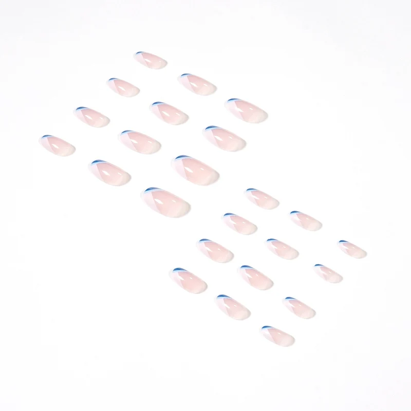Kunstvolle Nagelkunst mit eleganten Spitzen und geometrischen Akzenten Karnz