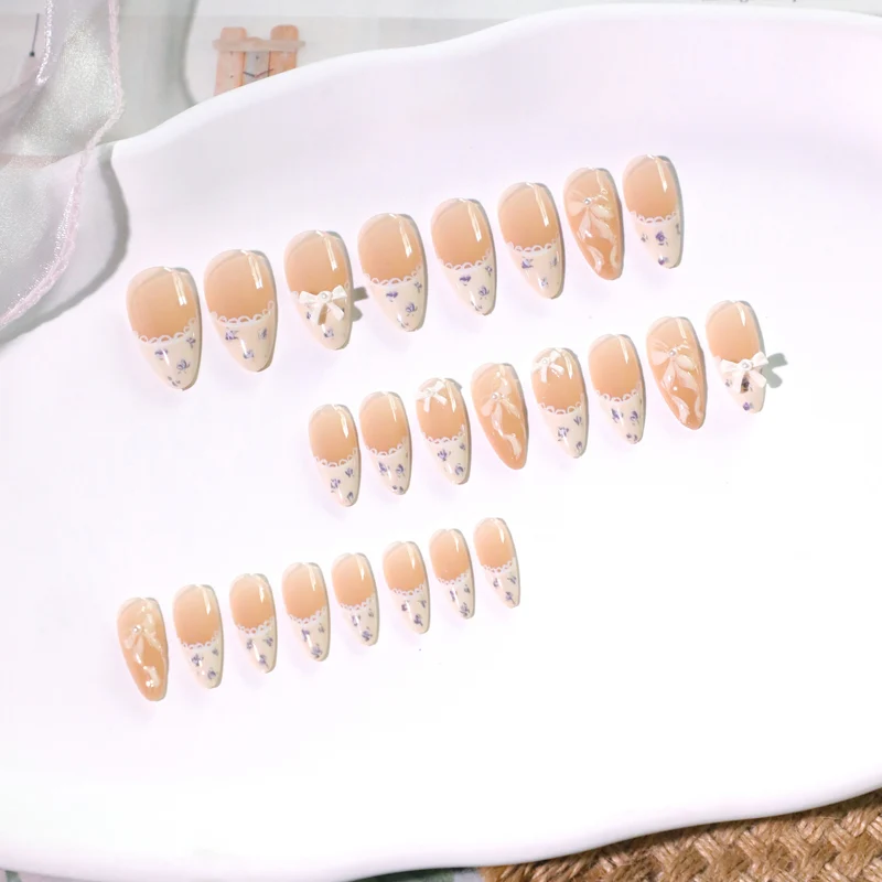 Kunstvolle Nagelkunst mit eleganten Schleifen und Strass-Details Karnz