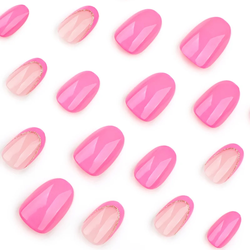 Kunstvolle Nagelkunst mit eleganten Glitzerakzenten Karnz