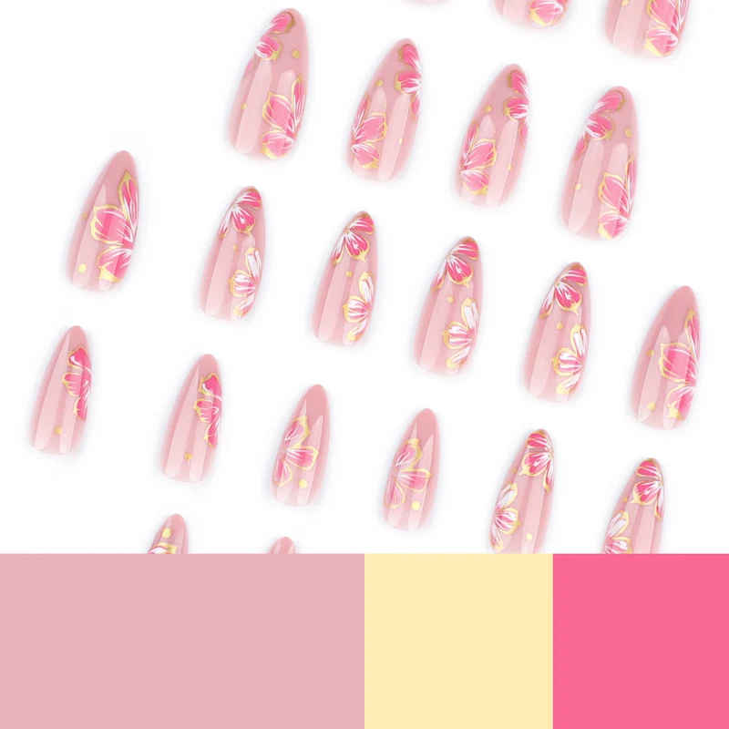 Kunstvolle Nagelkunst mit eleganten Blütenmotiven und Goldakzenten Karnz