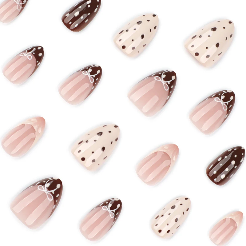 Kunstvolle Nagelkunst mit eleganten Akzenten Karnz