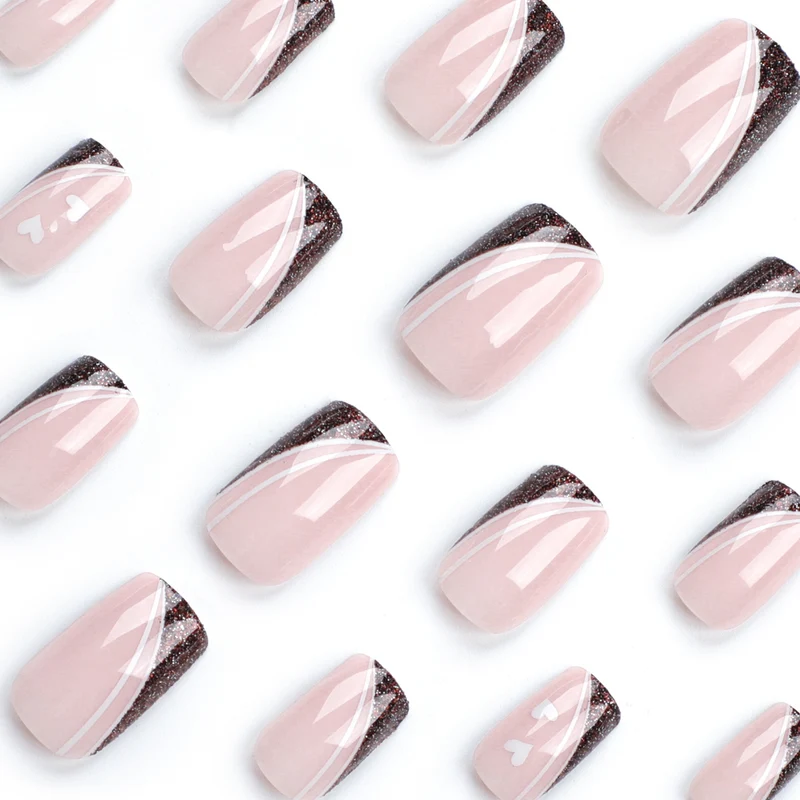 Kunstvolle Nagelkunst mit elegantem Glitter und Herzdesign Karnz