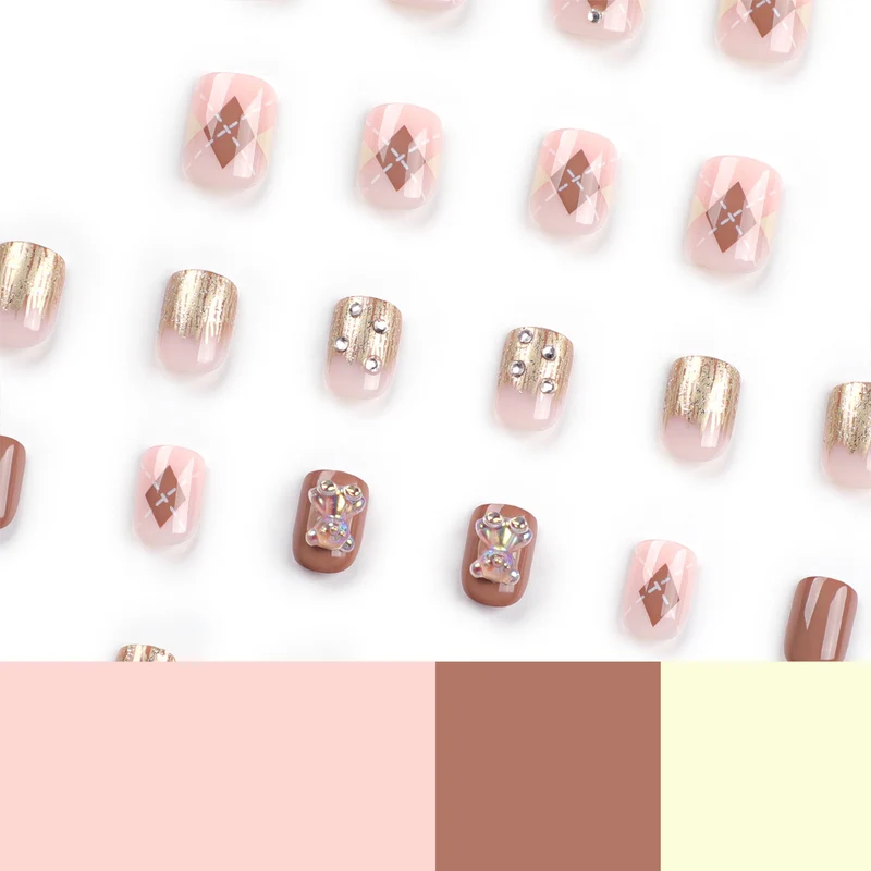 Kunstvolle Nagelkunst mit elegantem Blüten-Design und Glitzerakzenten Karnz
