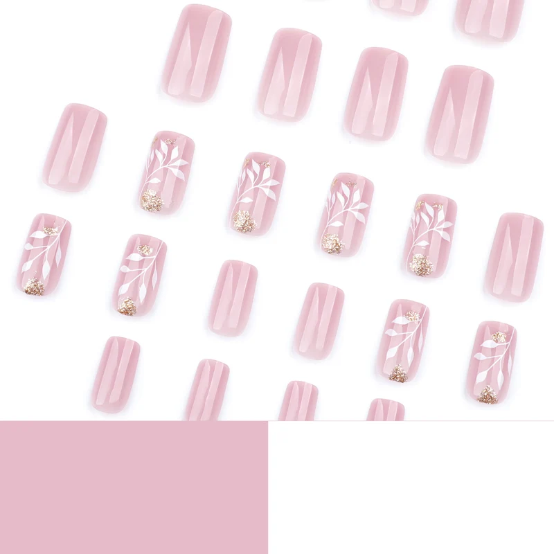 Kunstvolle Nagelkunst mit elegantem Blumendesign Karnz