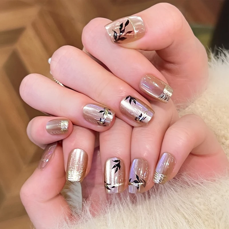 Kunstvolle Nagelkunst mit elegantem Blattdesign Karnz
