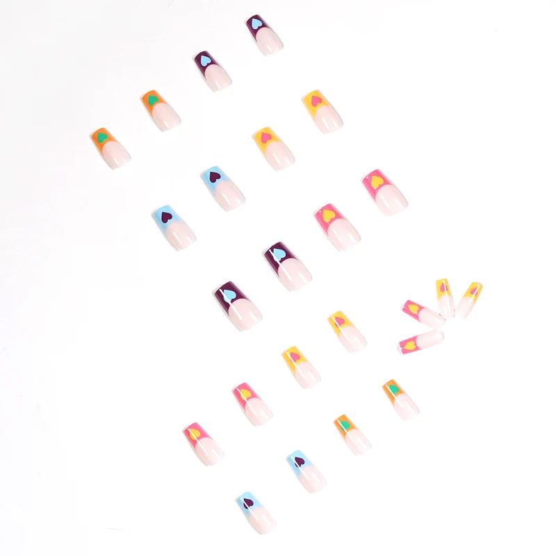 Kunstvolle Nagelkunst mit bunten Herzmotiven Karnz