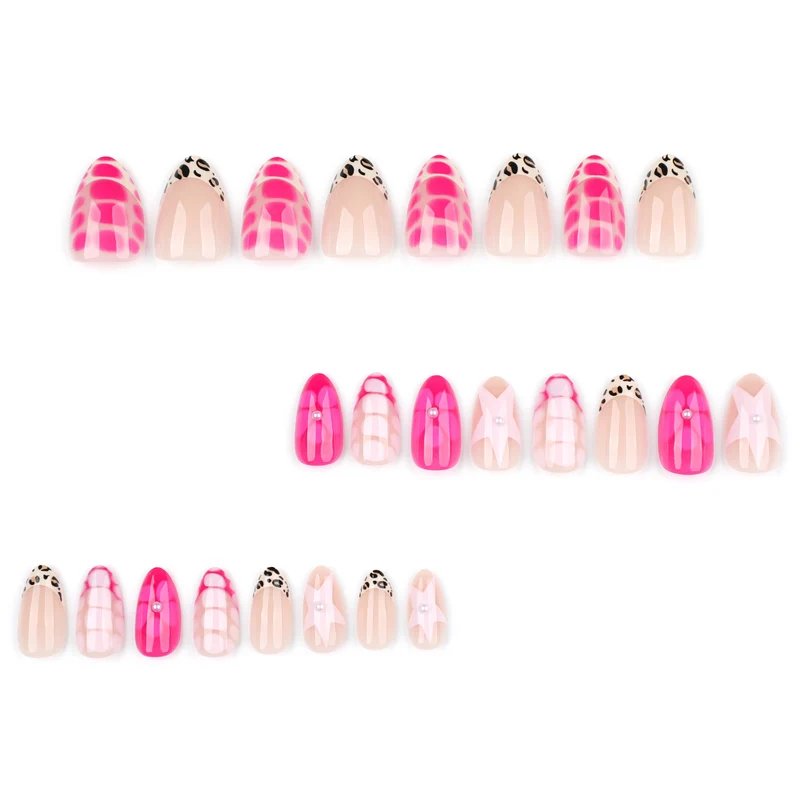 Kunstvolle Nagelkunst mit buntem Design und Glitzerakzenten Karnz
