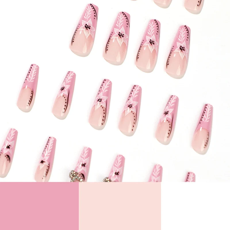 Kunstvolle Nagelkunst mit Blumen- und Herzmotiven Karnz