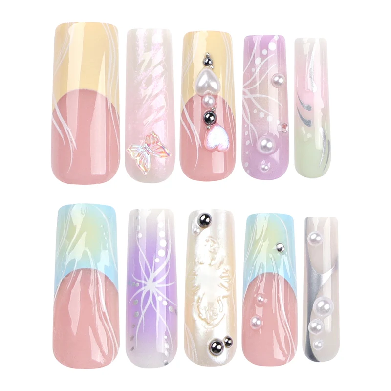 Kunstvolle Nagelkunst mit 3D-Details und Glitzerakzenten Karnz