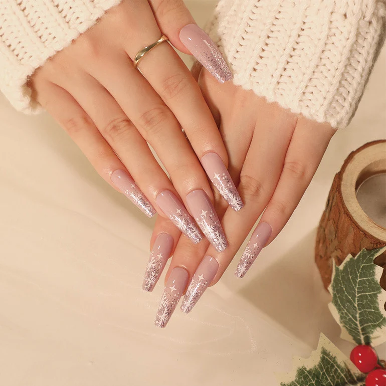 Kunstvolle Nagelkunst im Winterdesign mit Glitzer und Schneeflocken Karnz