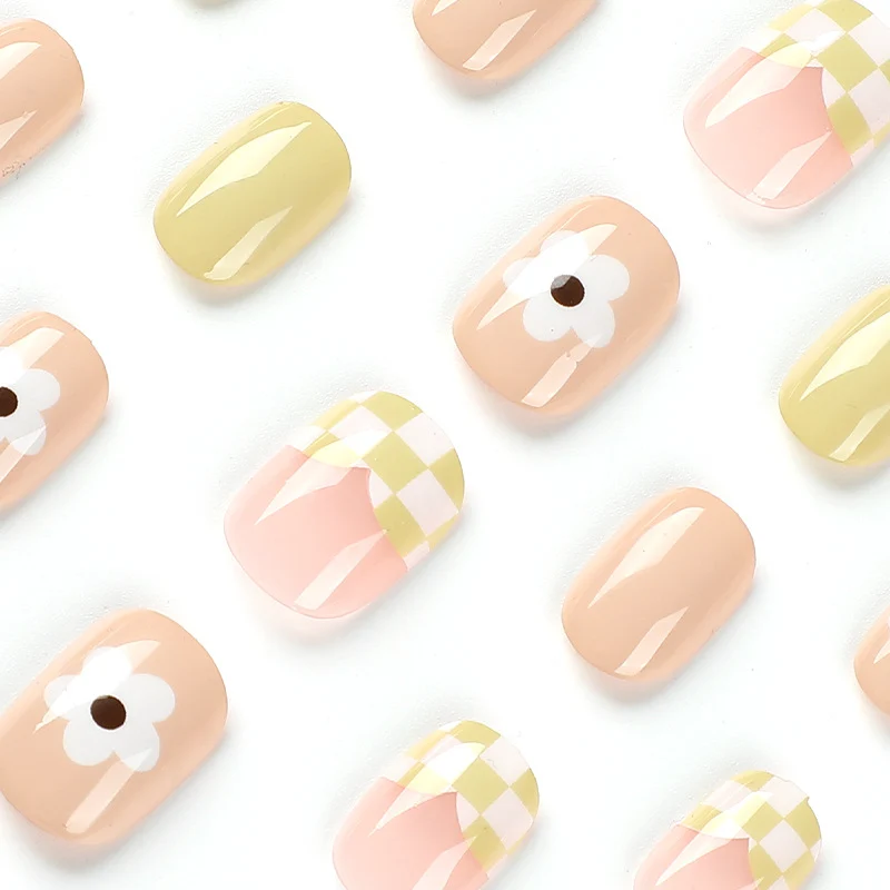 Kunstvolle Nagelkunst im modernen Design Karnz