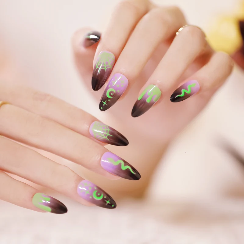 Kunstvolle Nagelkunst im Halloween-Design Karnz