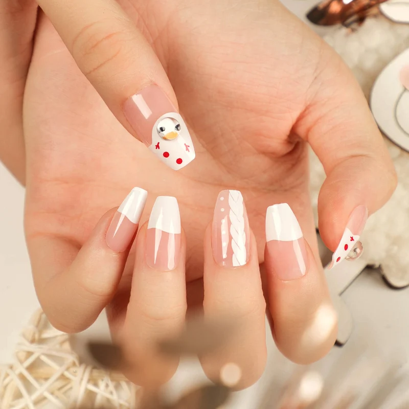 Kunstvolle Nagelkunst im festlichen Winterdesign Karnz
