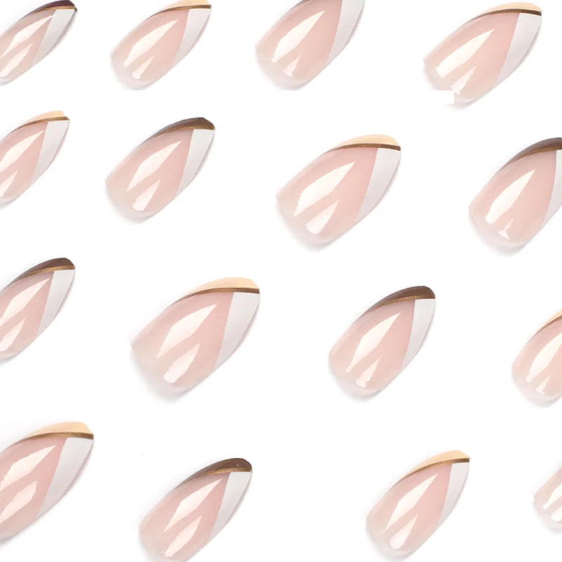 Kunstvolle Nagelkunst im eleganten Stiletto-Design mit goldenen Akzenten Karnz