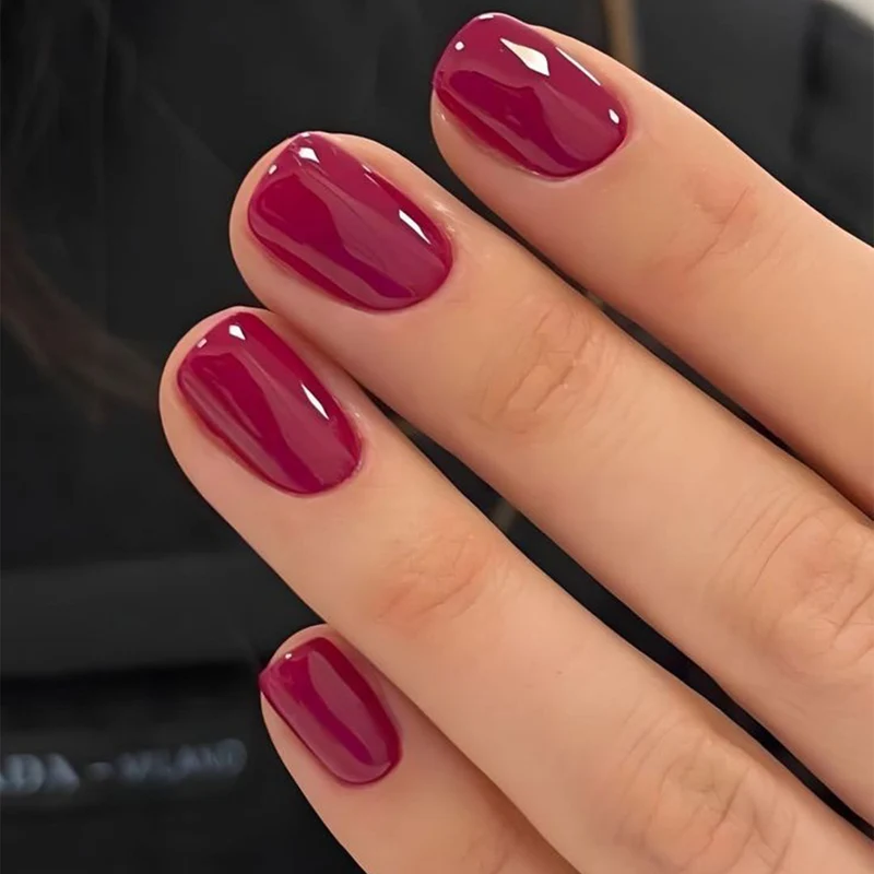 Kunstvolle Nagelgestaltung mit hochglänzendem Finish Karnz