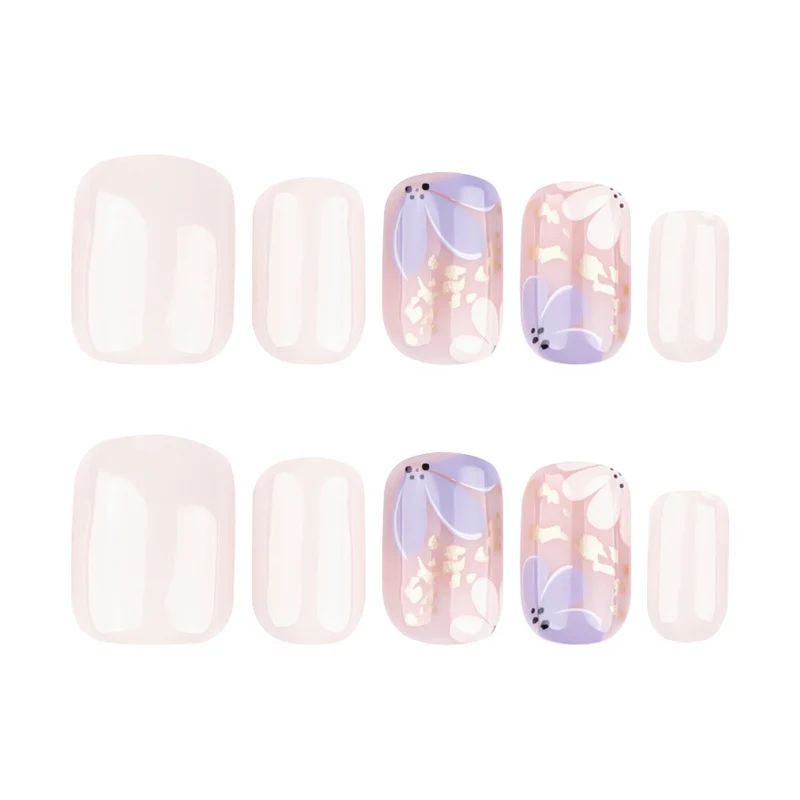 Kunstvolle Nagelgestaltung mit floralen Details Karnz