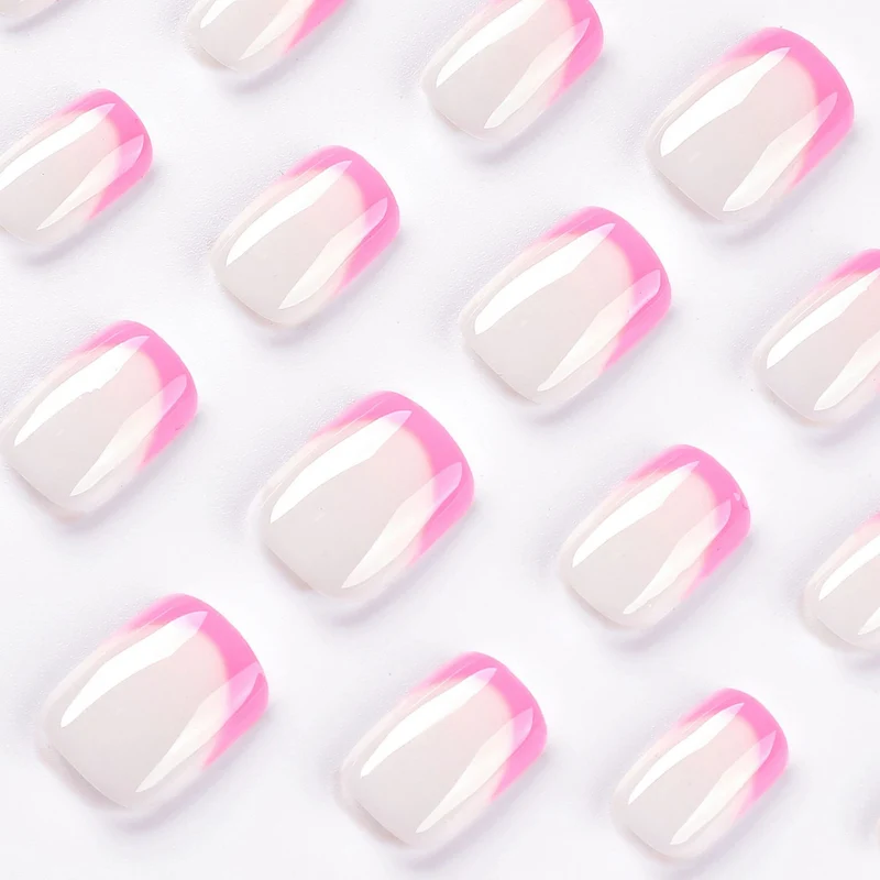 Kunstvolle Nagelgestaltung mit elegantem French-Tip und modernen Akzenten Karnz