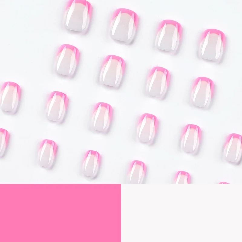 Kunstvolle Nagelgestaltung mit elegantem French-Tip und modernen Akzenten Karnz
