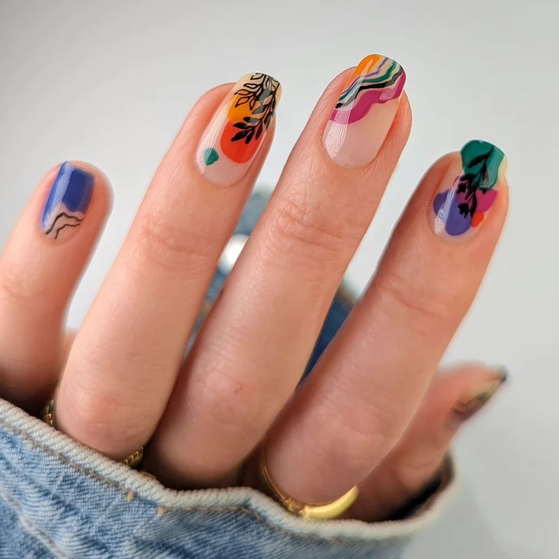Kunstvolle Nagelgestaltung mit bunten Akzenten Karnz