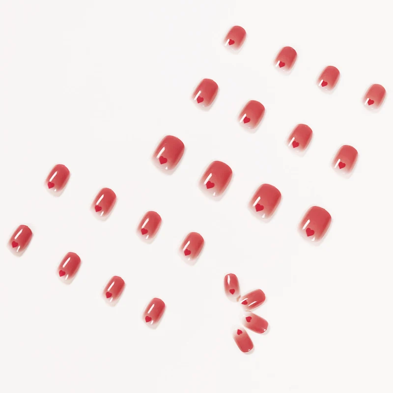 Kunstvolle Nageldesigns mit romantischen Herzmotiven Karnz
