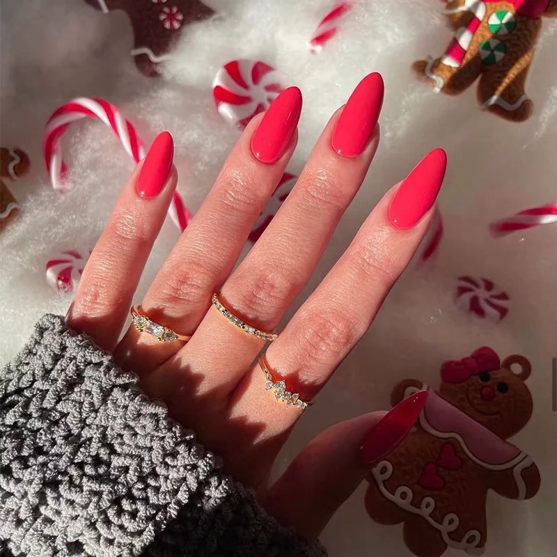 Kunstvolle Nageldesigns mit mattem Finish und elegantem Stiletto Karnz