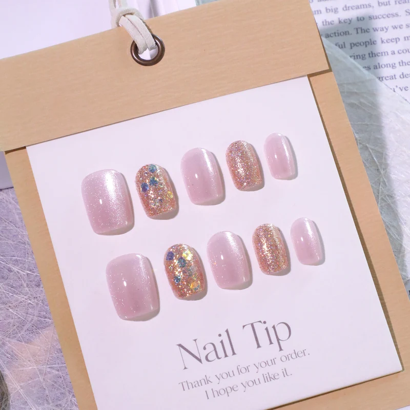 Kunstvolle Nageldesigns mit Glitzerakzenten Karnz