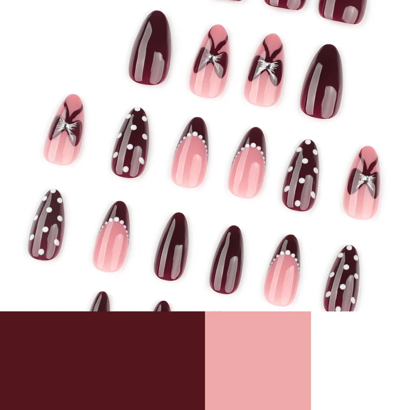 Kunstvolle Nageldesigns mit floralen und geometrischen Akzenten Karnz