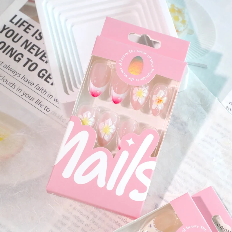 Kunstvolle Nageldesigns mit floralen Akzenten und sanften Farbverläufen Karnz