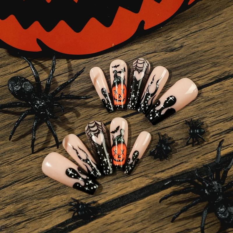 Kunstvolle Halloween-Nägel mit gruseligen Motiven Karnz