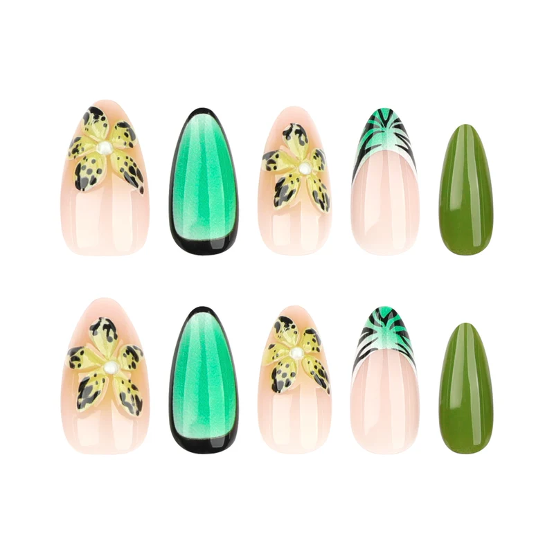 Kunstvolle Gel-Nägel mit floralem Design und Glitzereffekten Karnz