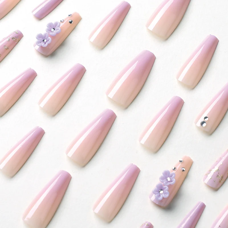 Kunstvolle Gel-Nägel mit Floral-Design und Glitzerakzenten Karnz