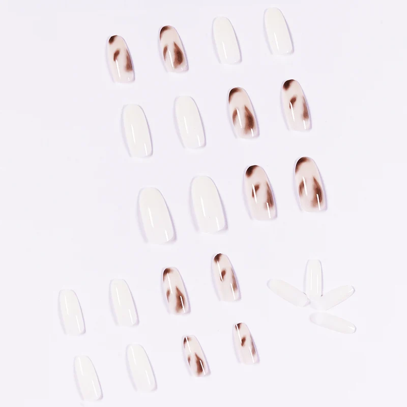 Kunstvolle Gel-Nägel mit elegantem Ombre-Effekt Karnz