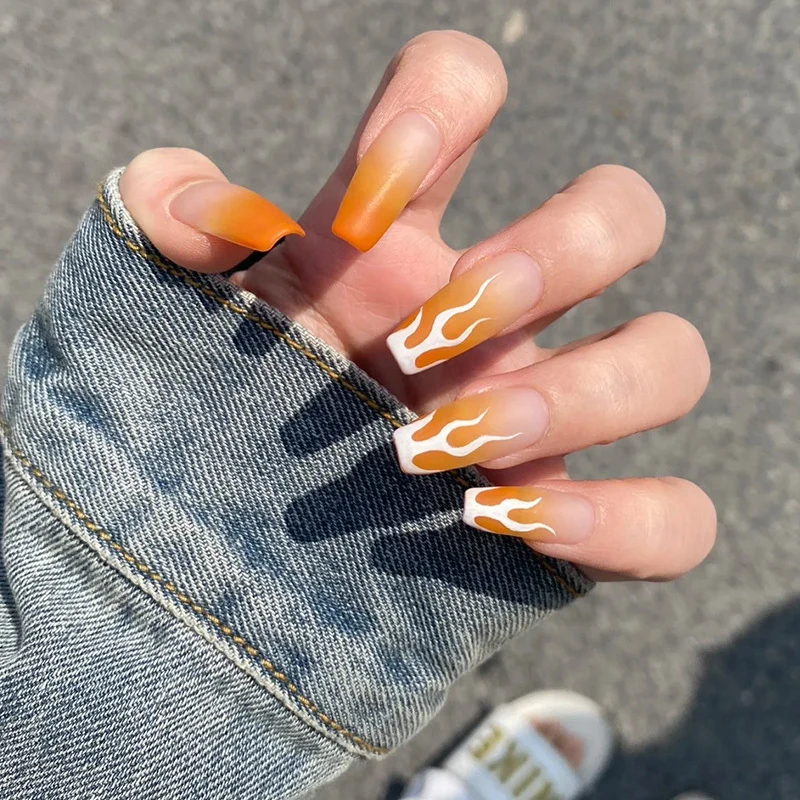 Kunstvolle Gel-Nägel mit elegantem Floral-Design und Glitzerakzenten Karnz