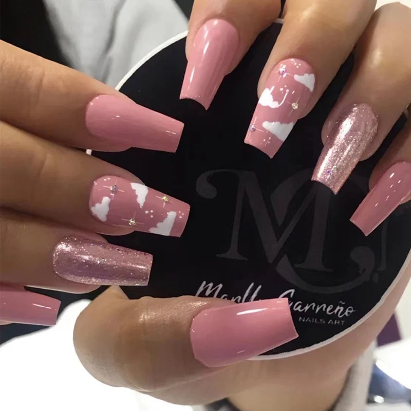 Kunstvolle Gel-Nägel mit elegantem Floral-Design und Glitzerakzenten Karnz