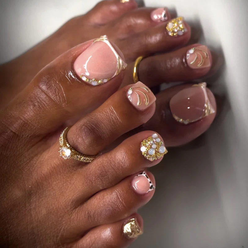 Kunstvolle Fußnagelverzierung mit elegantem Goldakzent Karnz