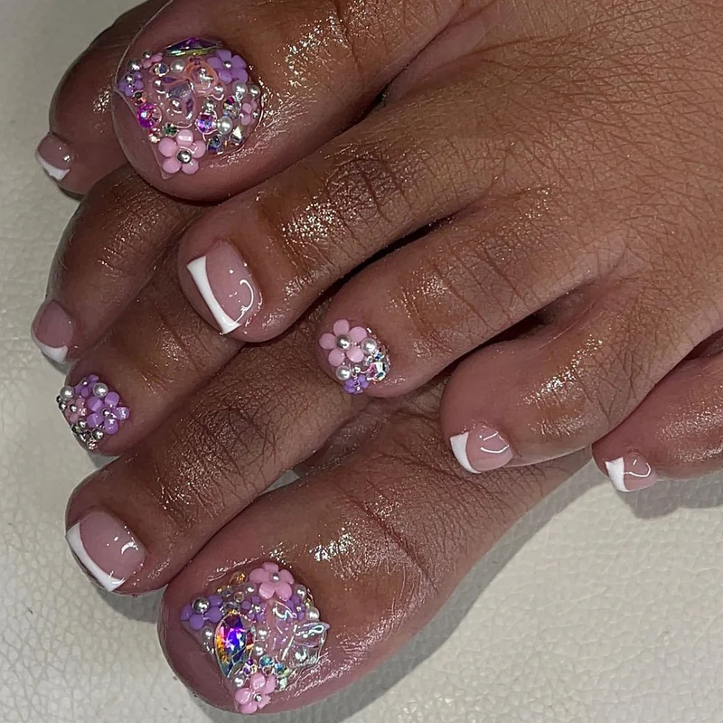 Kunstvolle Fußnagelverzierung mit elegantem Goldakzent Karnz