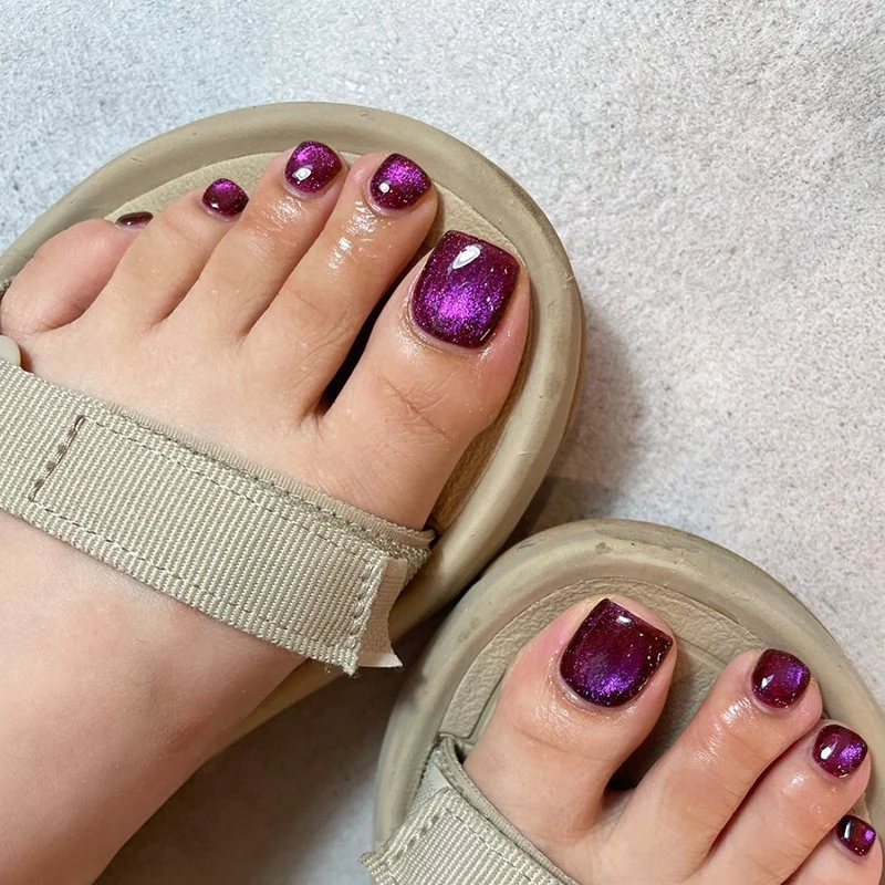 Kunstvolle Fußnagelverzierung mit elegantem Goldakzent Karnz