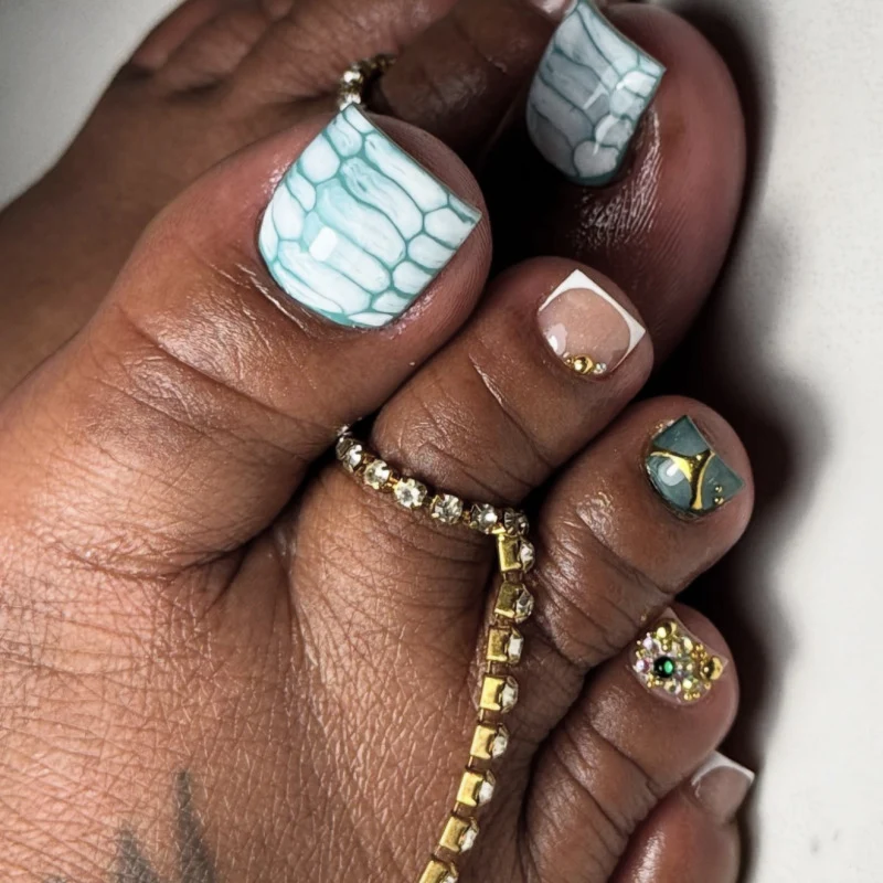 Kunstvolle Fußnagelverzierung mit elegantem Goldakzent Karnz