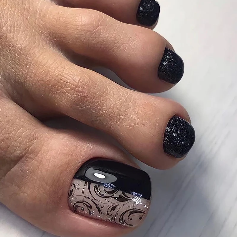 Kunstvolle Fußnagelverzierung mit elegantem Goldakzent Karnz