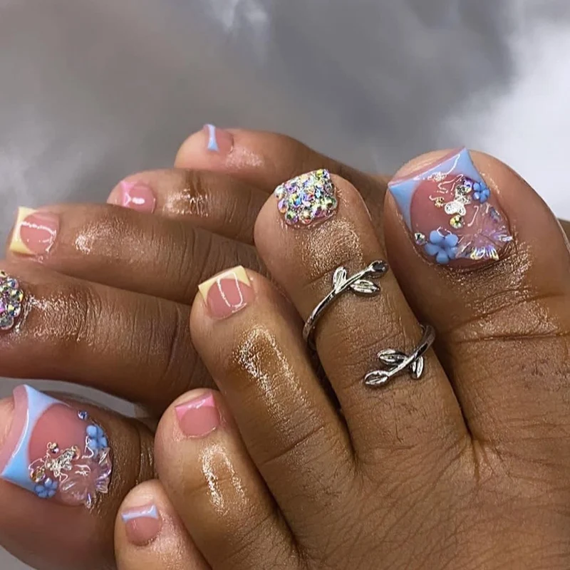 Kunstvolle Fußnagelverzierung mit elegantem Goldakzent Karnz