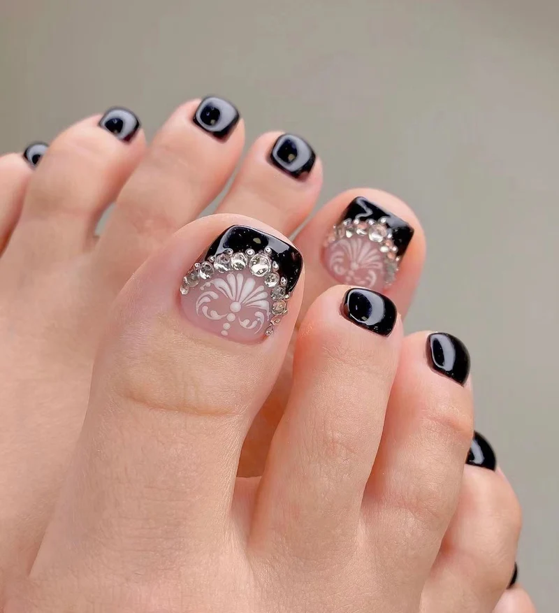 Kunstvolle Fußnagelkunst mit Glitzer- und geometrischen Akzenten Karnz