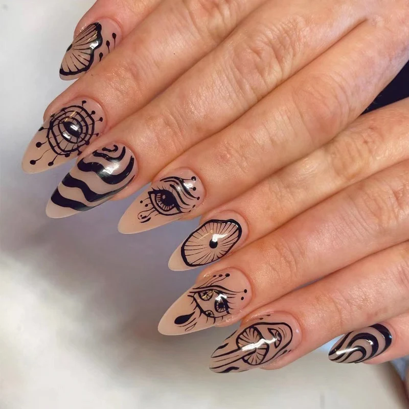Kunstvolle Acryl-Nägel im eleganten Stiletto-Design mit grafischen Mustern Karnz
