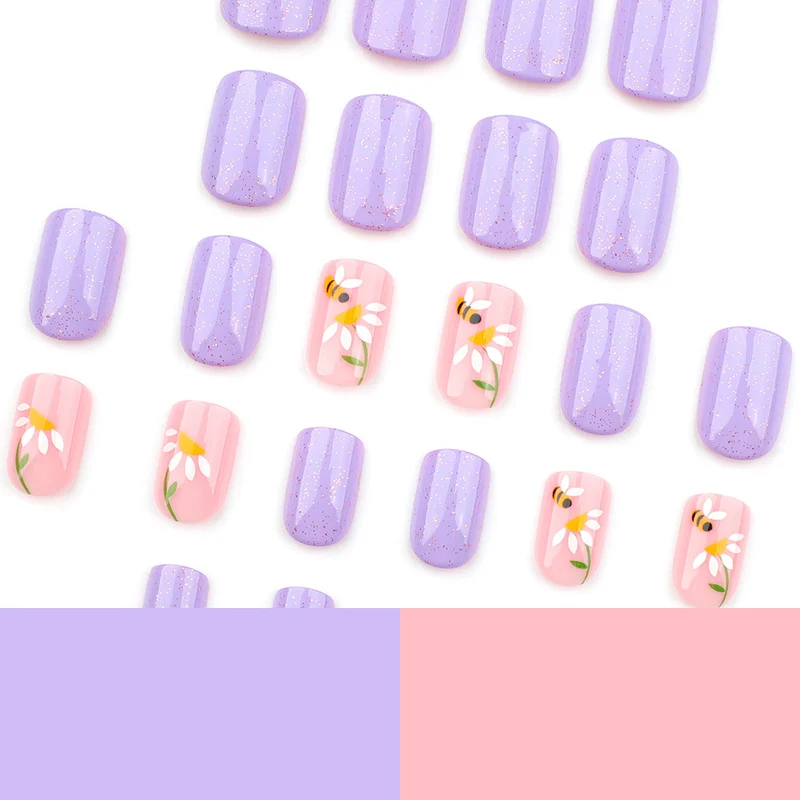 Kunstvoll gestaltete Nagelverlängerungen mit Blumendesign Karnz